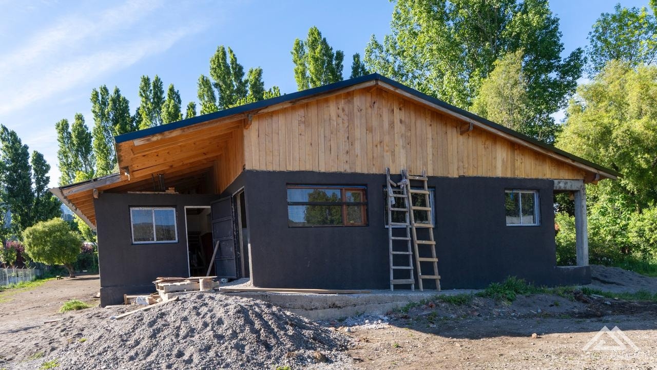 La obra de vestuarios y sede de la liga de fútbol tiene un 90% de avance