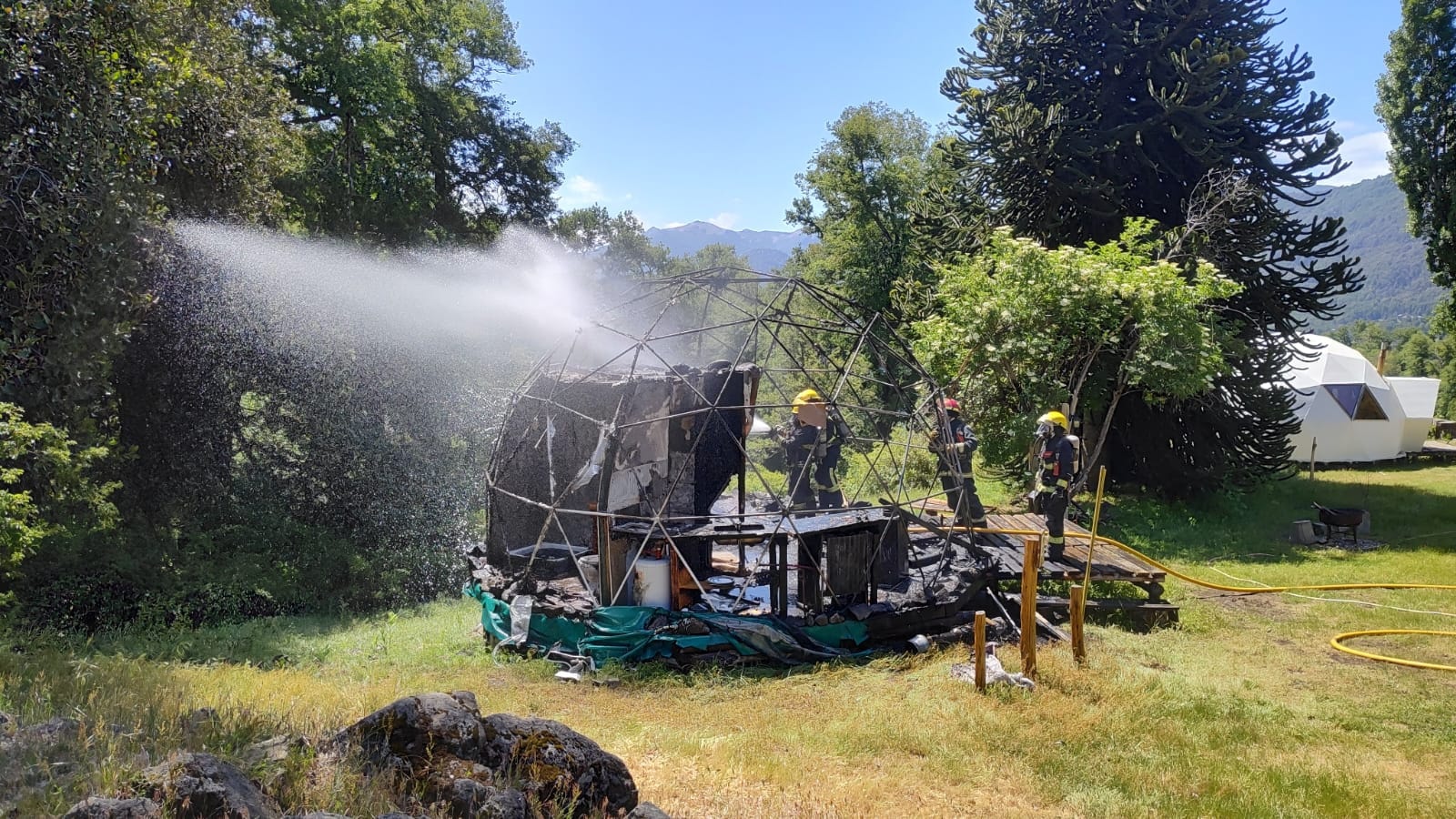 Incendio de un domo en zona del camino a Cerro Chapelco.