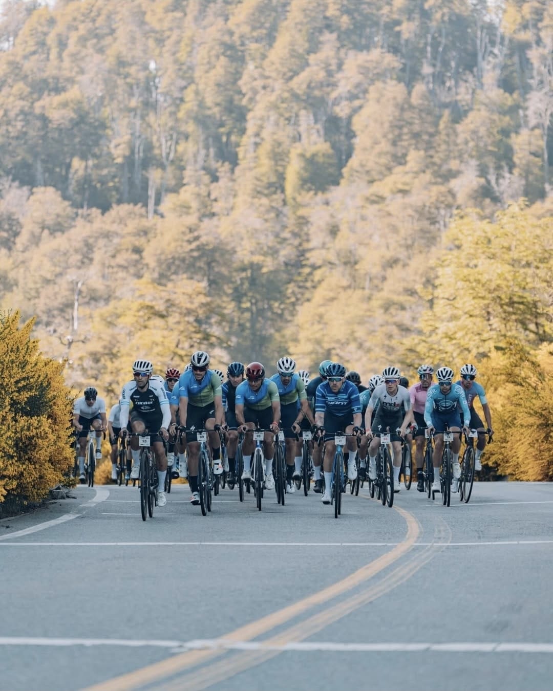 El ciclismo copó la Ruta Siete Lagos uniendo Villa La Angostura con San Martin de los Andes
