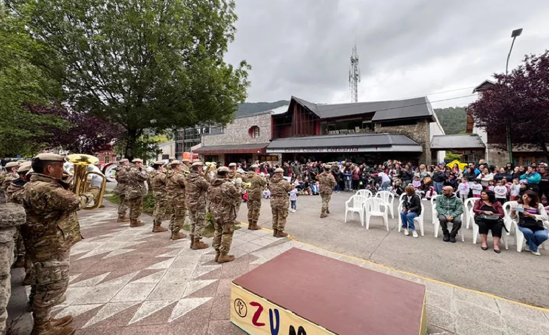 Con plantación de árboles celebraron el 45° aniversario del Jardín de Infantes N°12
