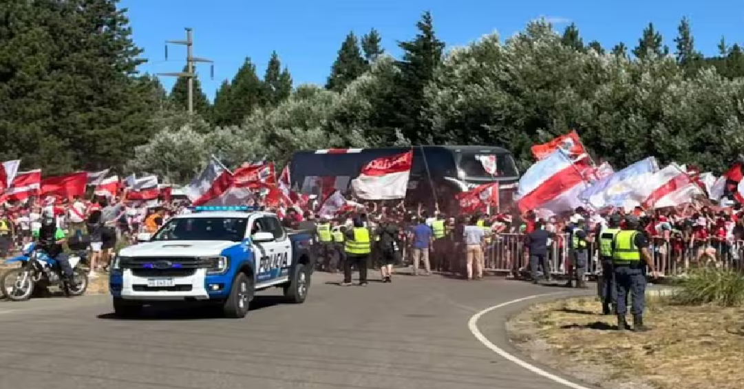 Preparan multitudinario recibimiento al plantel de River en San Martin de los Andes