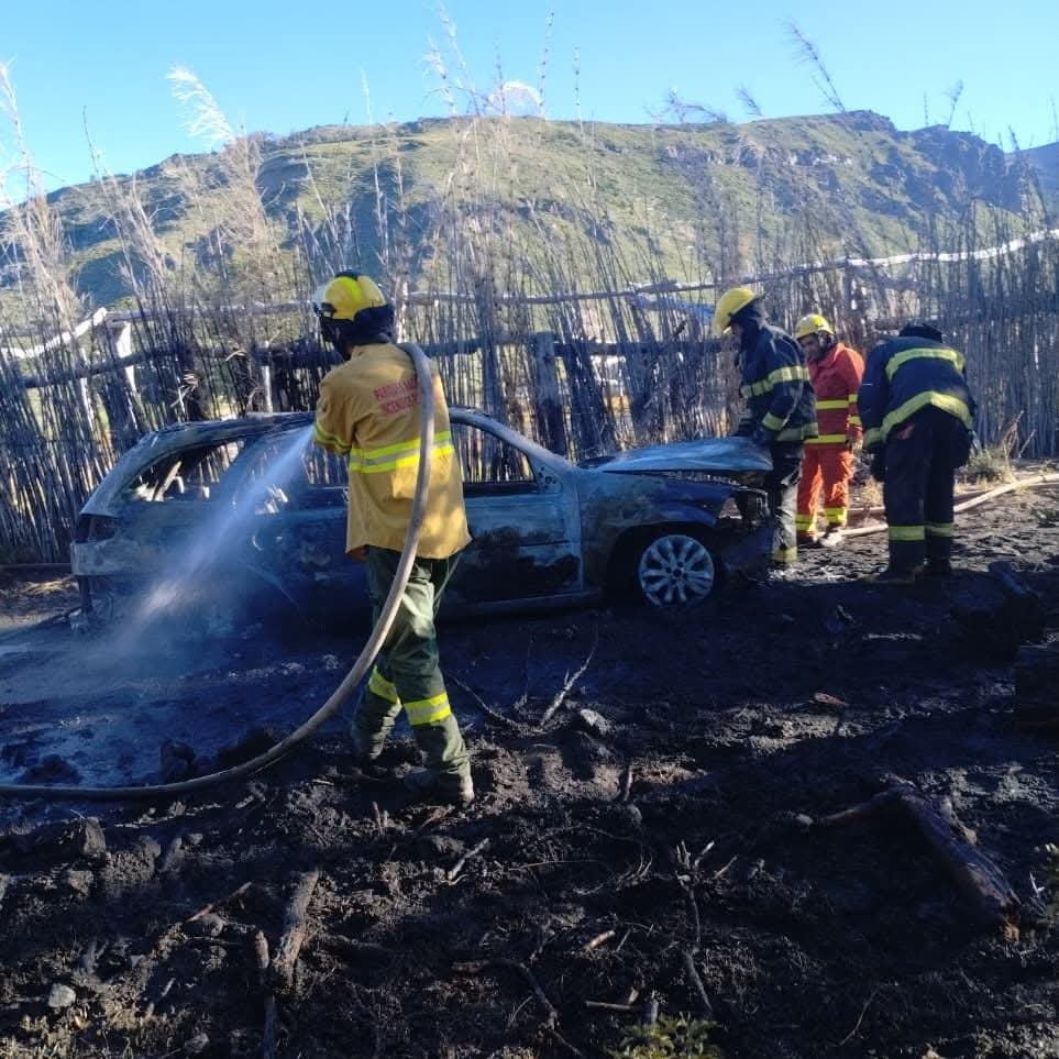 Incendio de vehículo en cercanías del Volcán Lanin