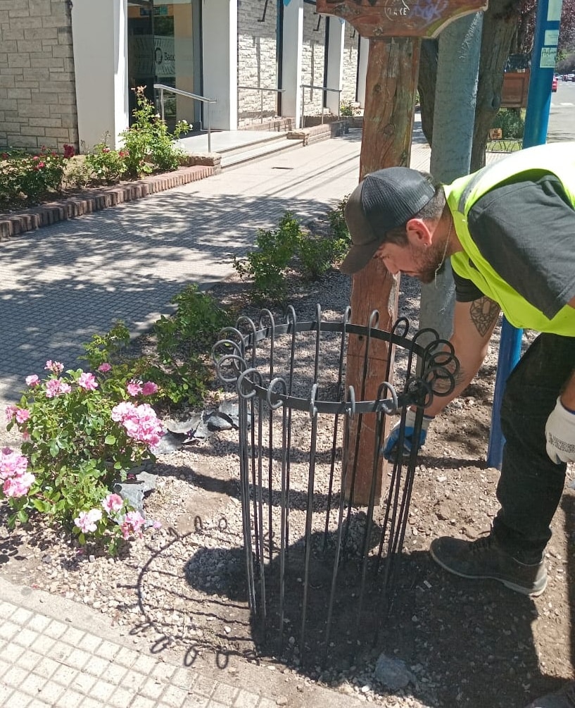 Municipio instala canastos de hierro para residuos en diferentes lugares de la ciudad