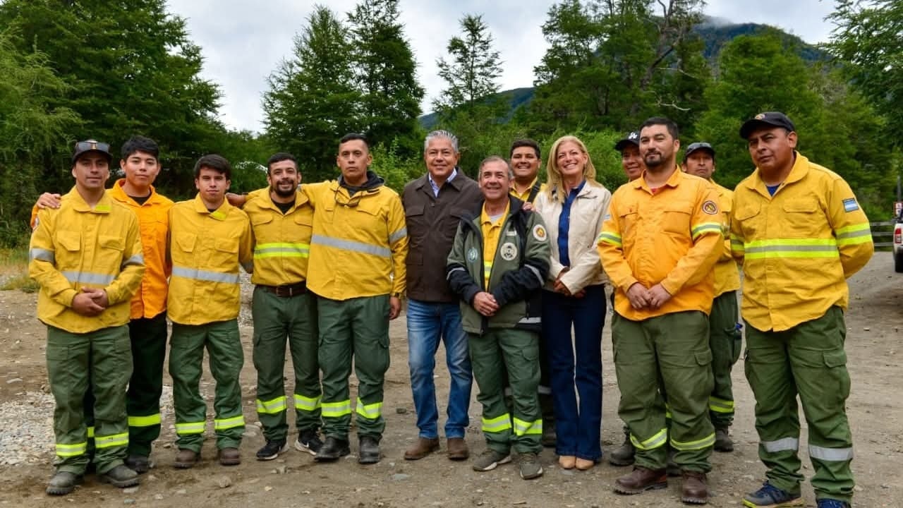 Neuquen envía mas brigadistas y vehículos a Chubut