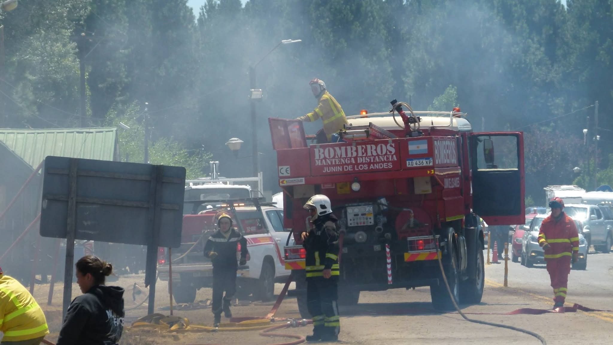 Principio de incendio controlado en el ingreso norte a Junín de los Andes.
