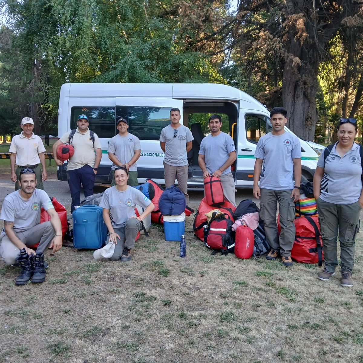 Recambio de brigadistas en el incendio del Parque Los Alerces