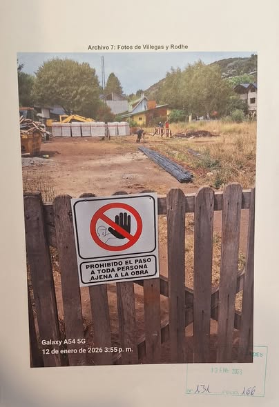 Principio de incendio en obra sin cartel ni control en ex lote municipal