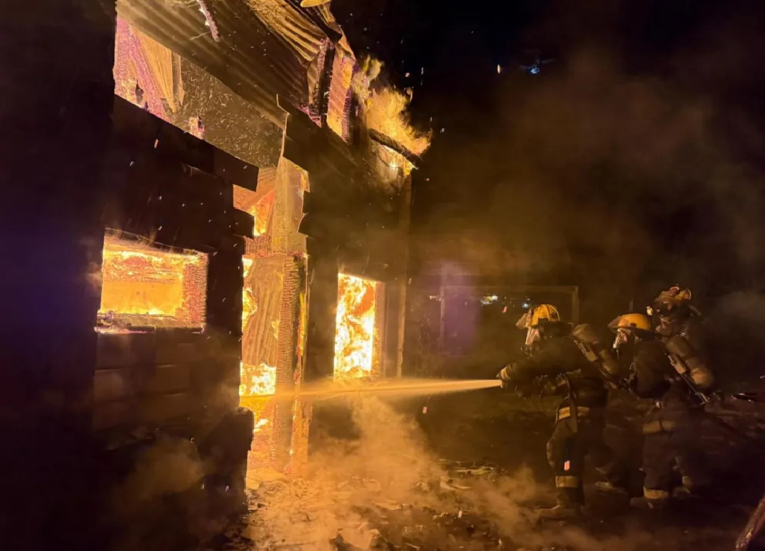 Incendio consume vivienda en Barrio Manzano en Villa La Angostura