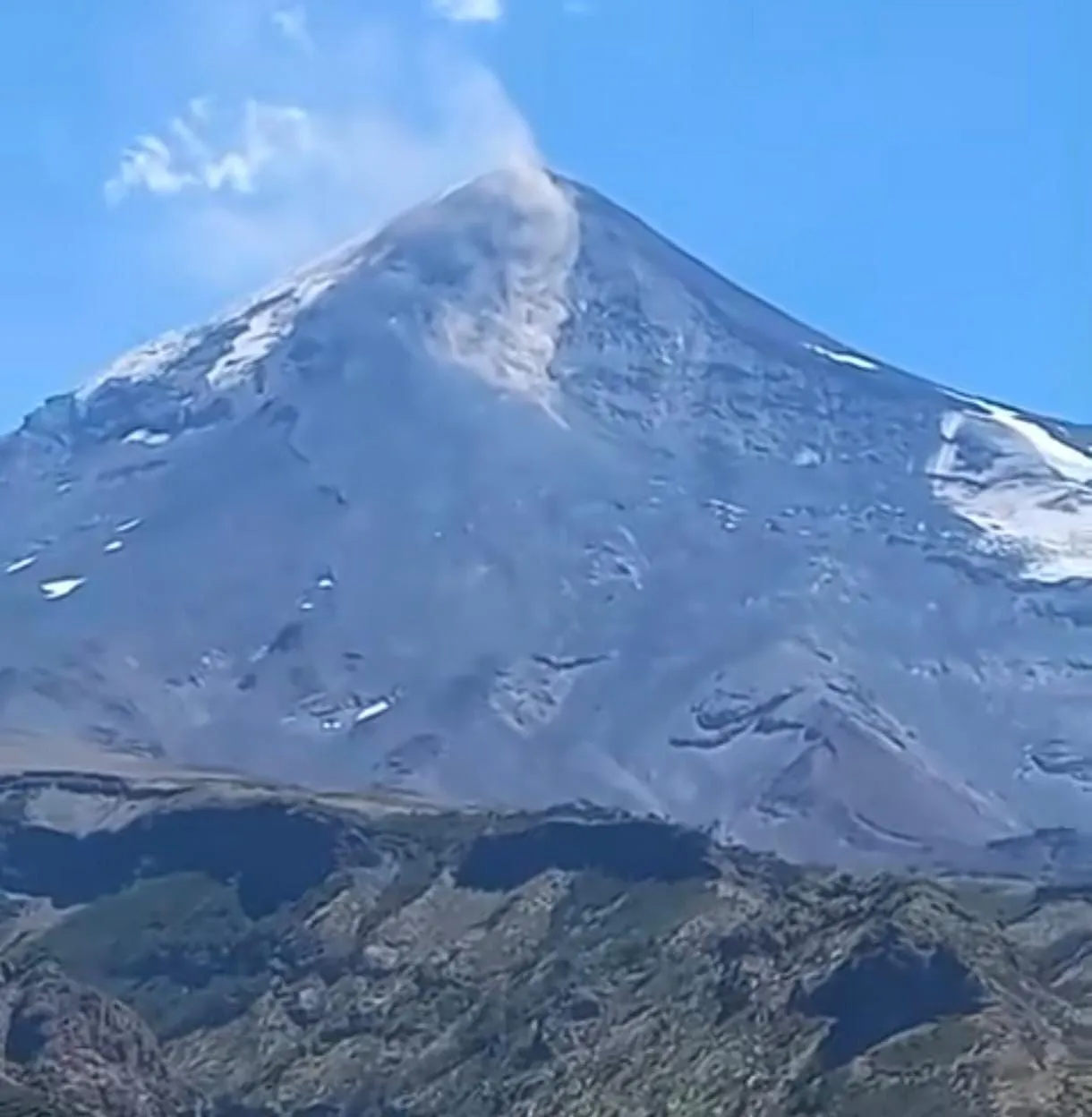 Prevención ante la caída de piedras en el Volcán Lanín.
