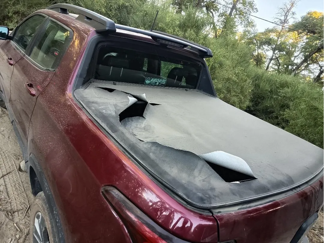 Le cortaron la lona de la camioneta y se llevaron herramientas