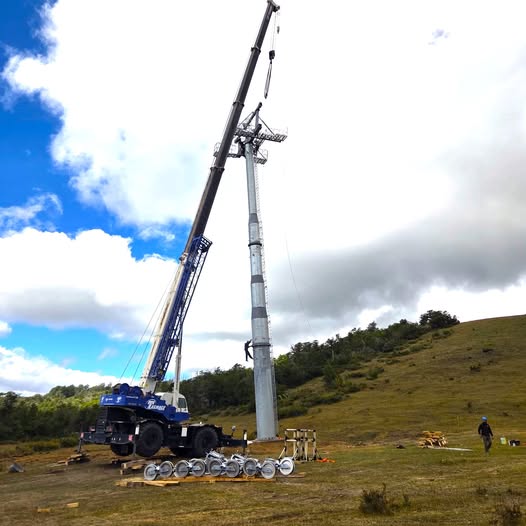 Instalan primera torre de la nueva telecabina en Chapelco
