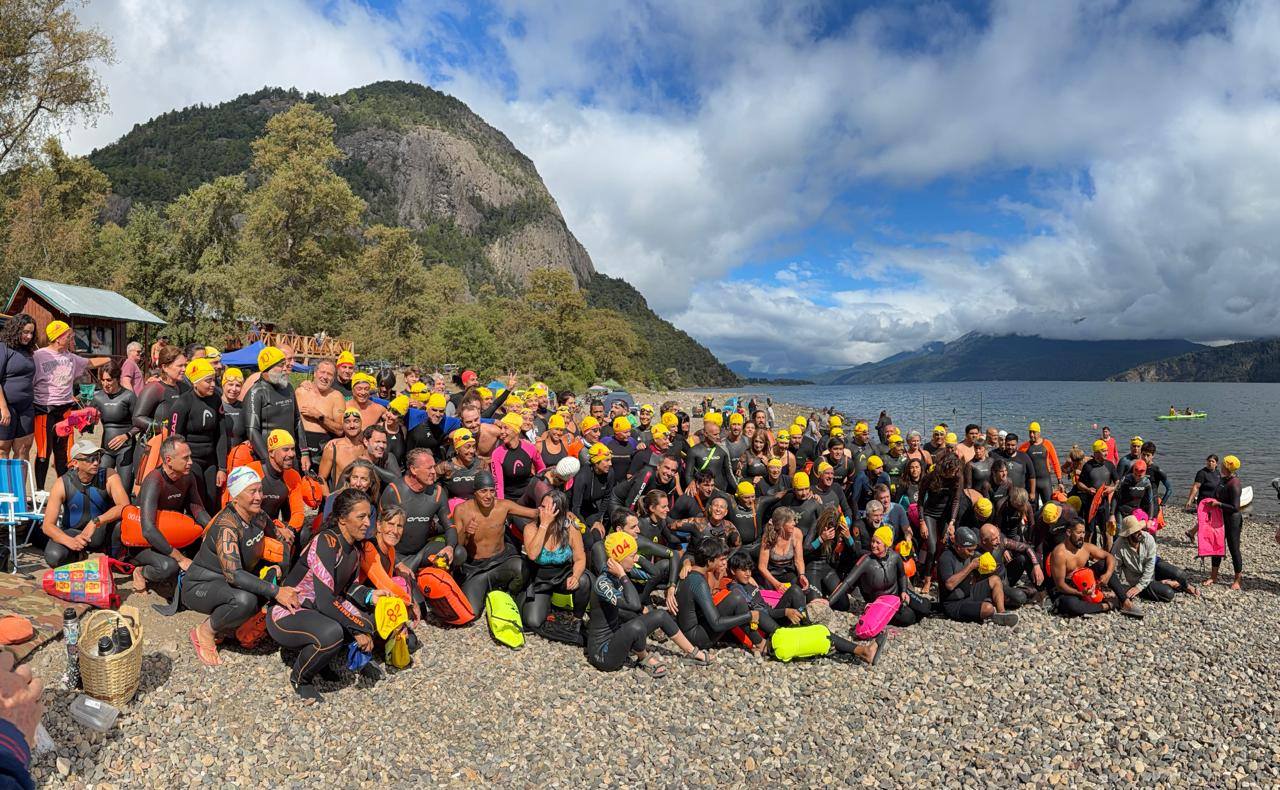 Se realizó la 39 edición del clásico Cruce a Nado del Lago Lacar.