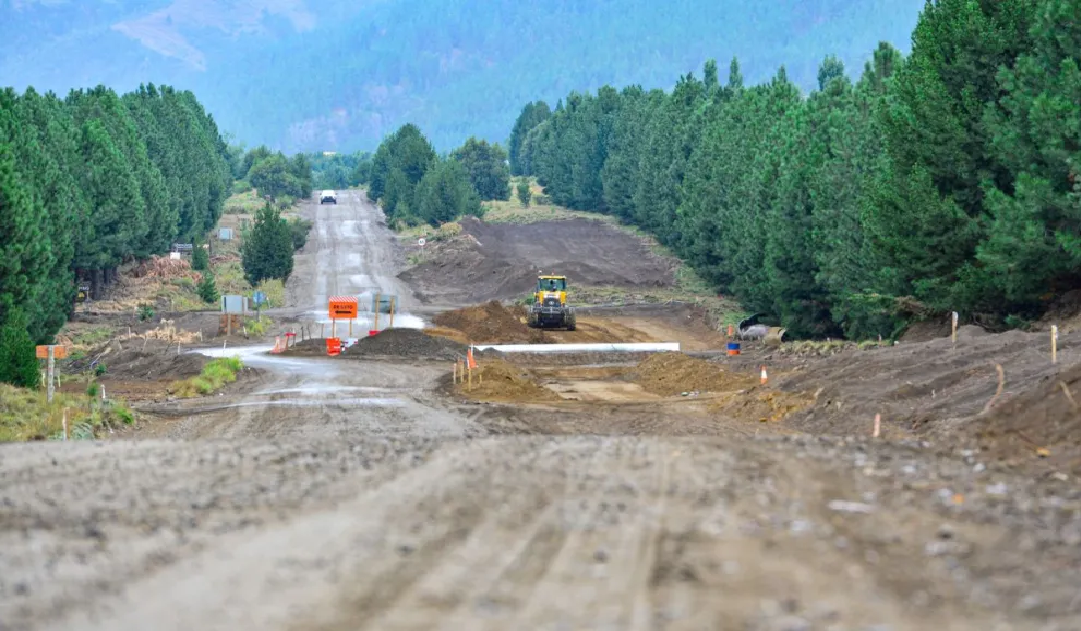 Avanza la obra de asfalto de la ruta que conecta Siete Lagos con Meliquina