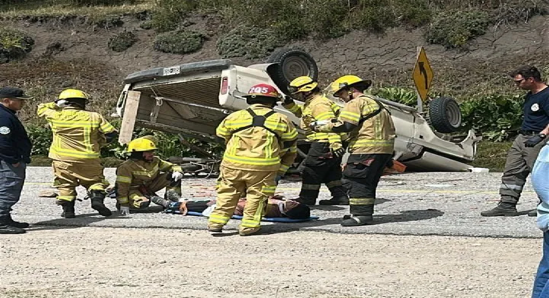 Vuelco de una camioneta deja tres heridos graves