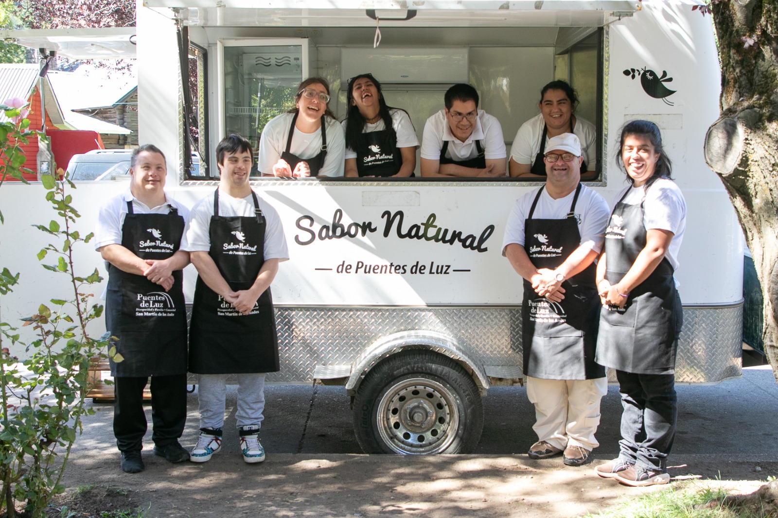 Abre “Sabor Natural” de Puentes de Luz, el food truck que impulsa la inclusión en San Martín de los Andes.