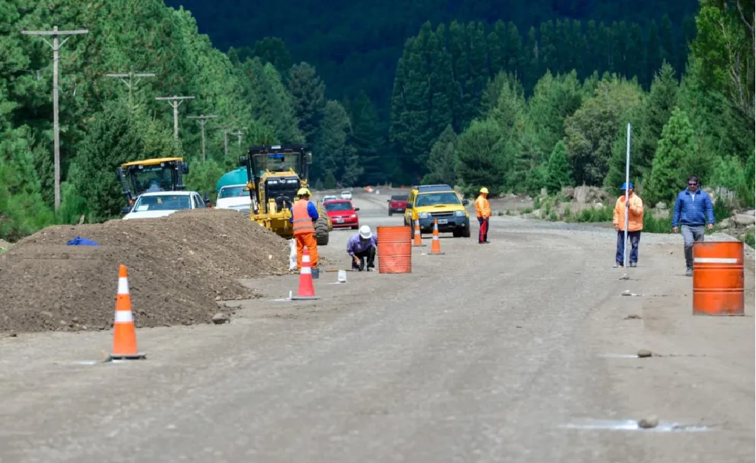 Aumenta la actividad de la obra de pavimentación de la Ruta 62 al Lago Lolog