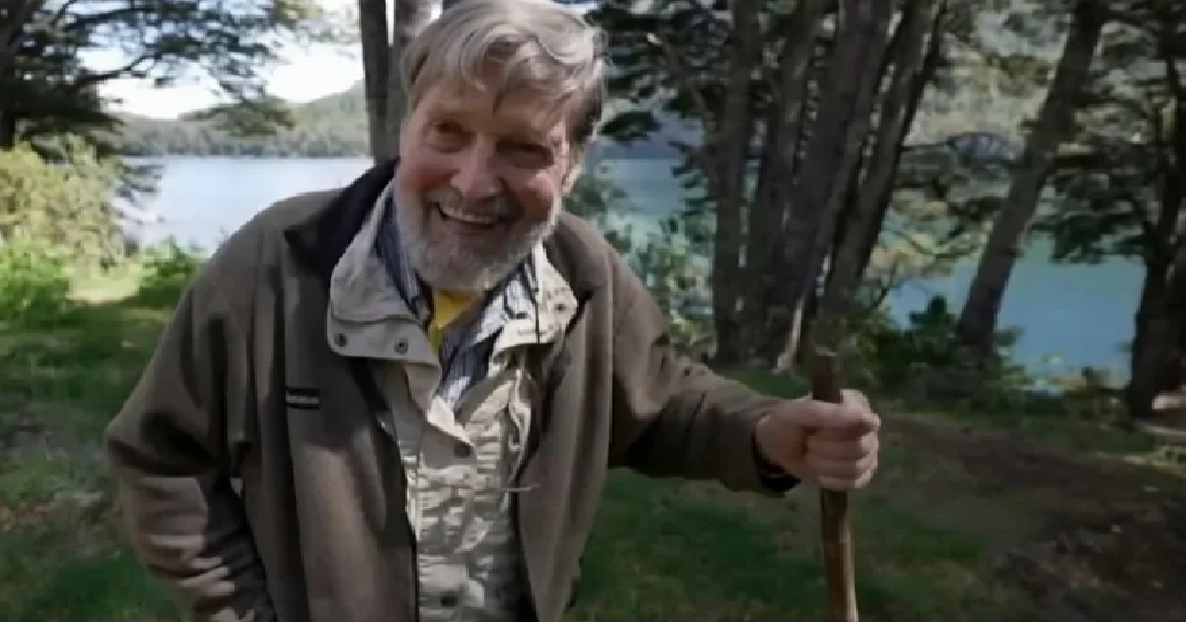 Iván, el pintor que vive solitariamente hace 40 años en El Boquete del Lago Lolog