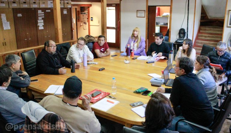 Concejales y taxistas reunidos para abordar nueva normativa por las plataformas digitales como Uber