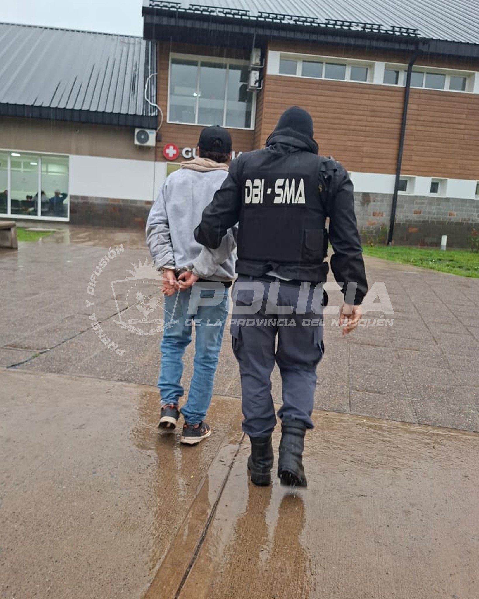 Allanan viviendas en Barrio Chacra 4 y secuestran armas, dinero y drogas