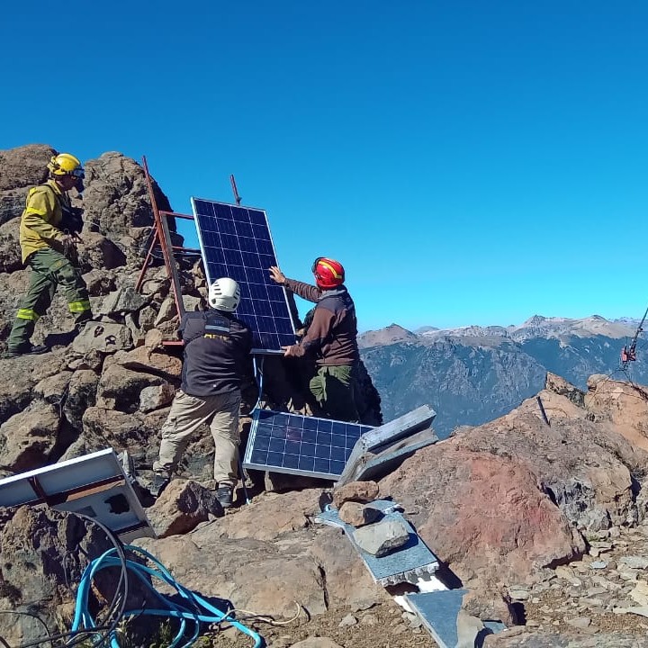 Reparan y ponen en funcionamiento repetidora de la zona sur