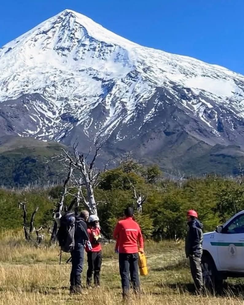 Operativo de evacuación en el Volcán Lanín