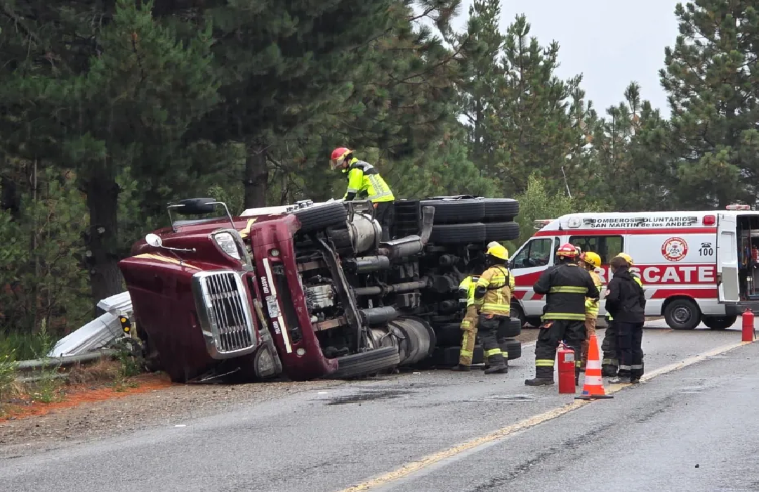 Volcó un camión en la Curva Pío Proto y obligó a cortar la Ruta 40