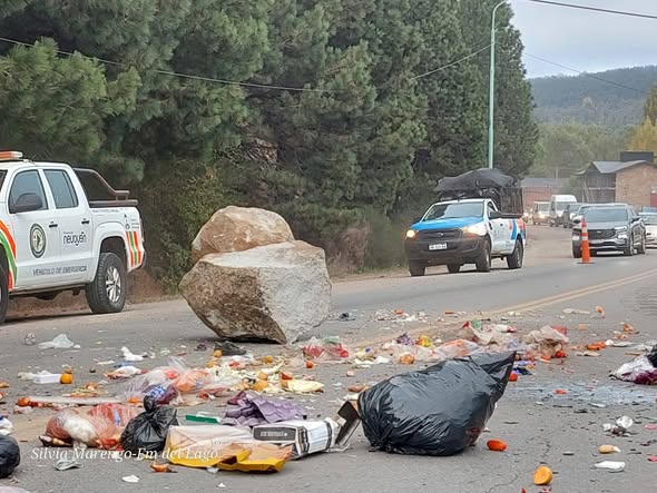 Cayeron rocas de una ladera y una de ellas golpeó una camioneta del municipio