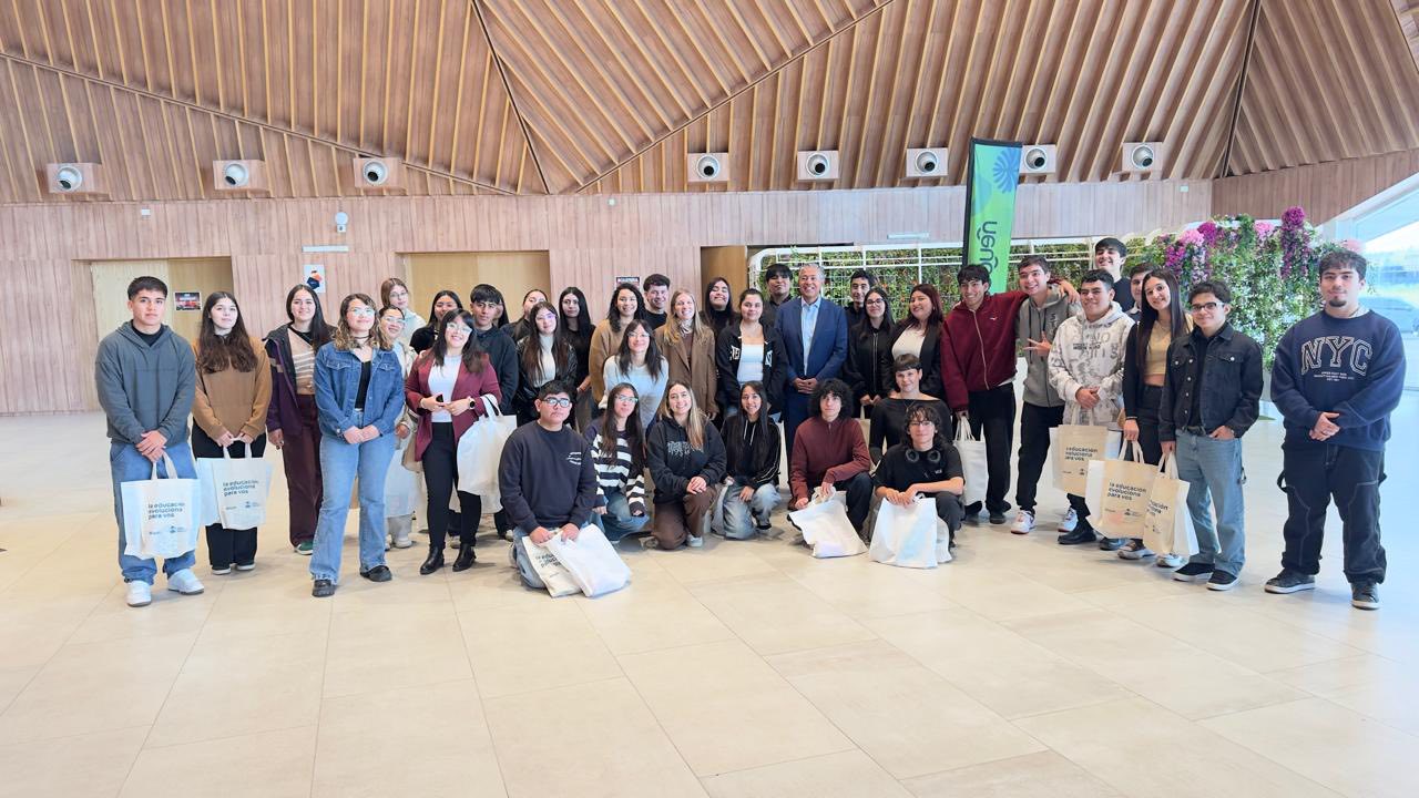 Figueroa reconoció a los estudiantes secundarios con mejores promedios de la provincia