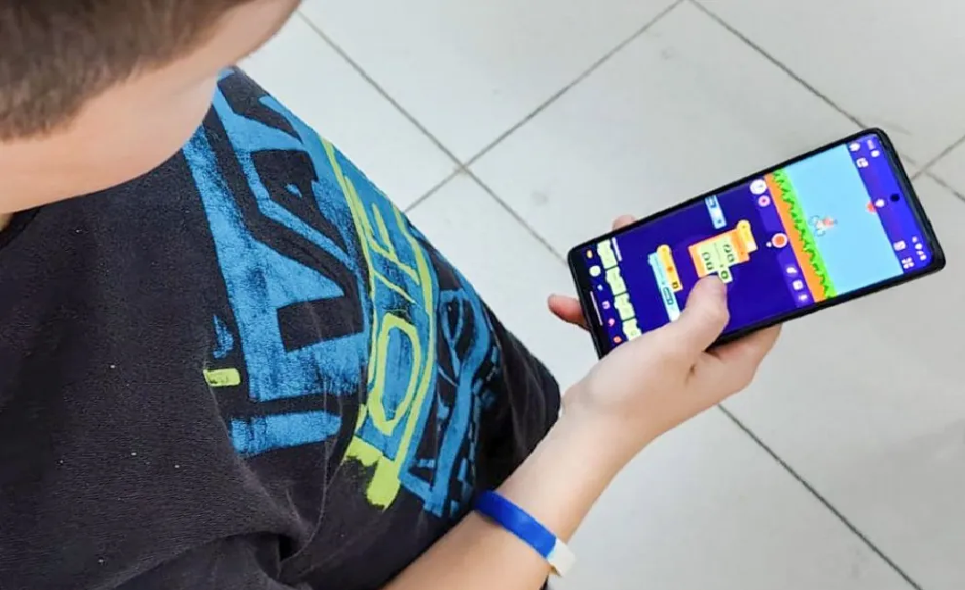 El gobierno provincial reglamentó la ley que regula el uso de celulares en las escuelas