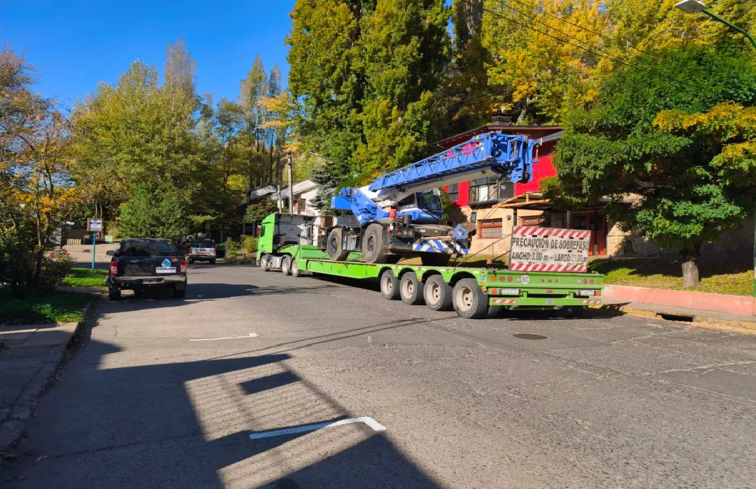 Un camión arrancó tendido eléctrico en calle Villegas