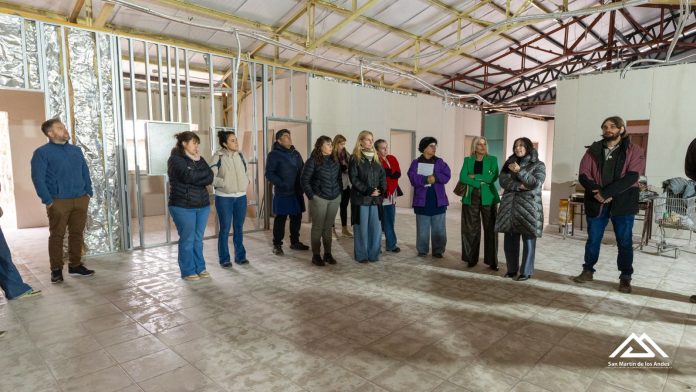 La ministra de educación y familias recorrieron la obra de la Escuela N°313