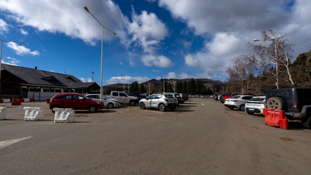 Habrá estacionamiento tarifado desde el 1 de julio en el Aeropuerto Chapelco.