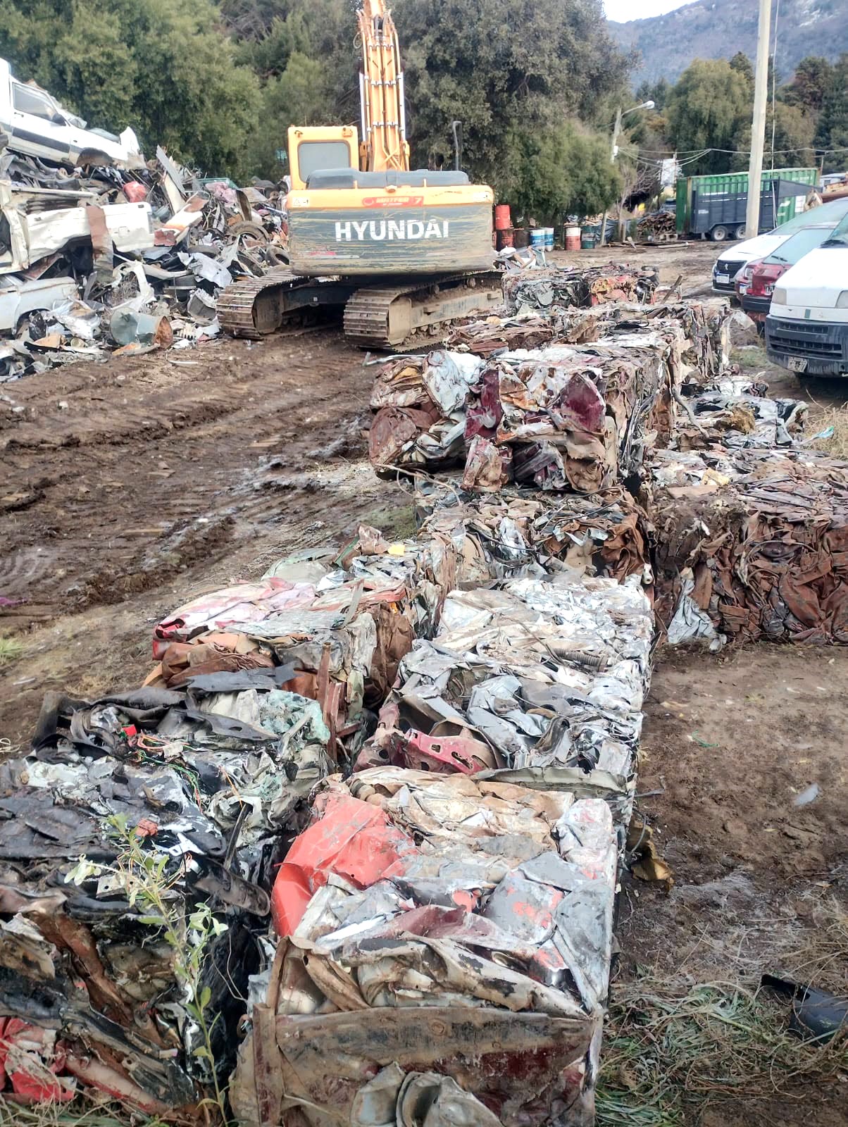 Compactación y retiro de chatarra de vehículos abandonados en la vía pública
