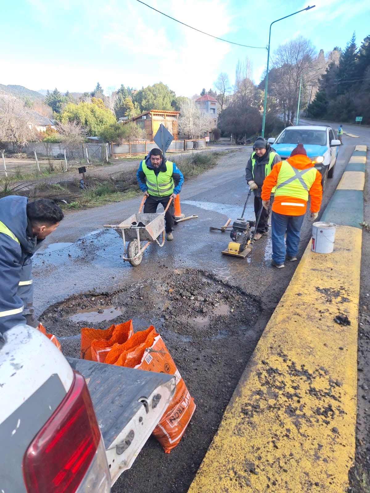 Tareas de bacheo en ruta y calles de la ciudad
