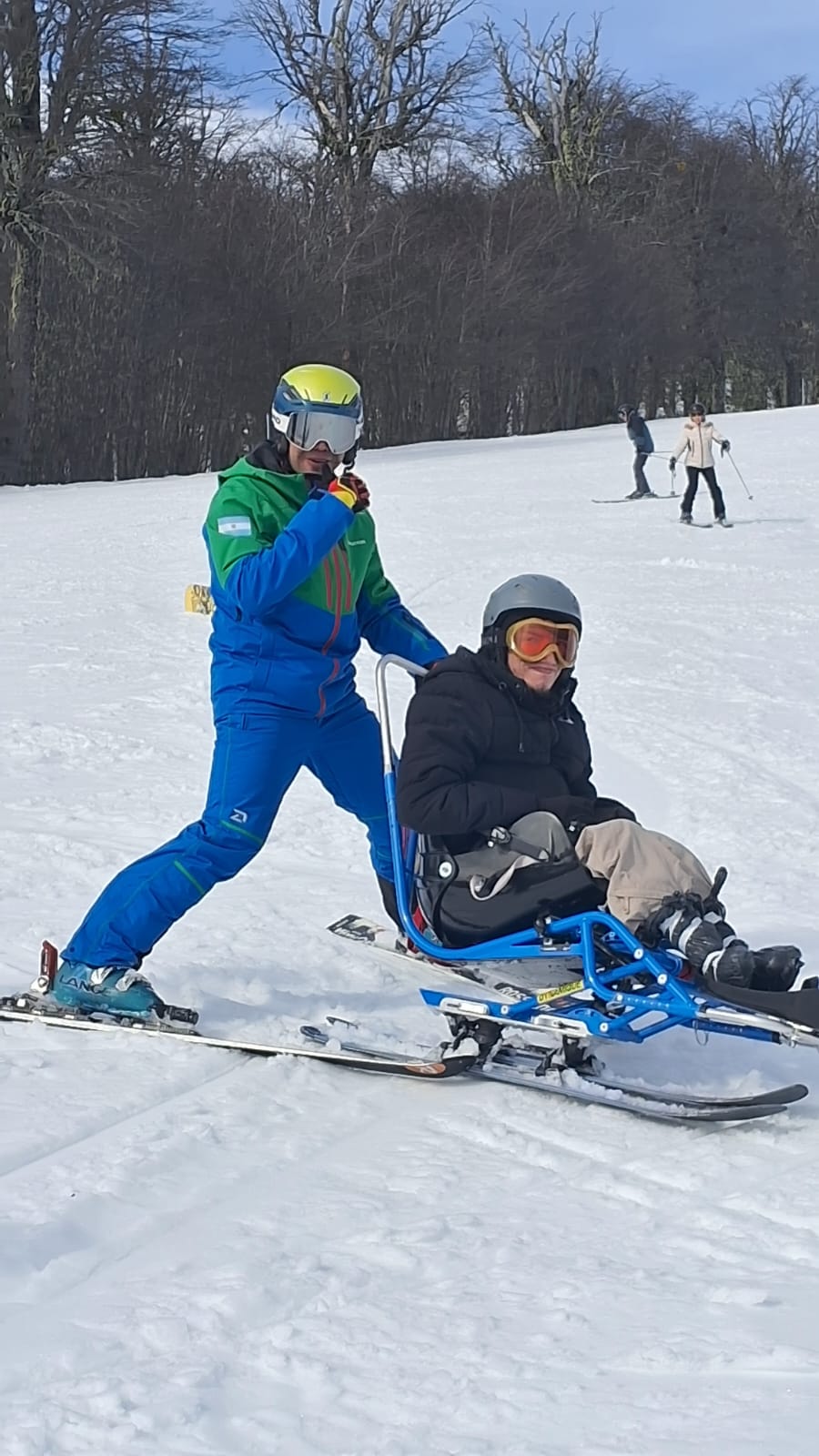 El programa Aprendiendo en la Nieve incluye esquí adaptado, caminatas y paseos