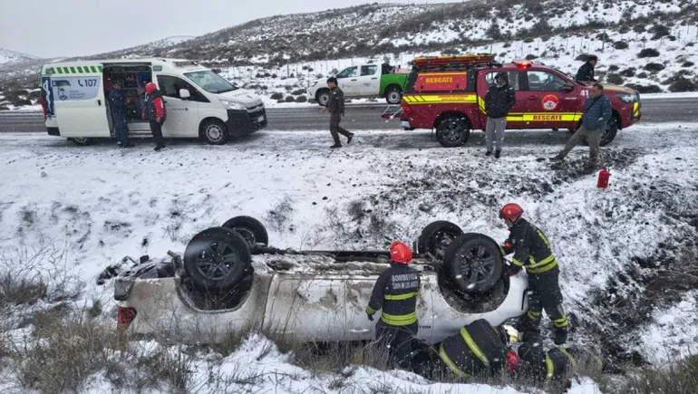 Una camioneta se despisto y volcó cerca de Junin de los Andes.