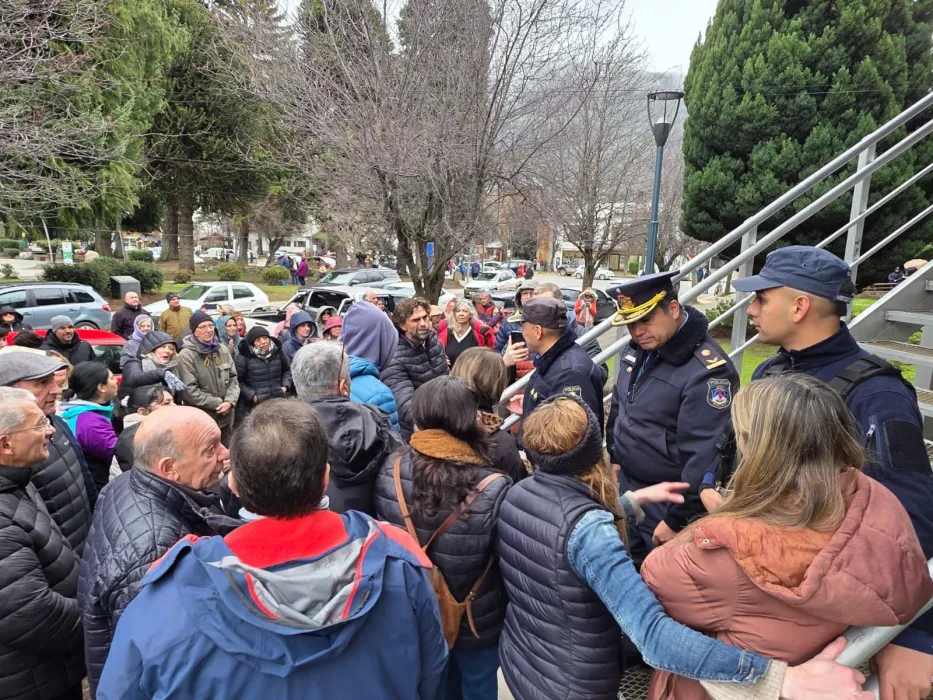 Vecinos se manifestaron en el municipio y Concejo Deliberante pidiendo la renuncia del intendente