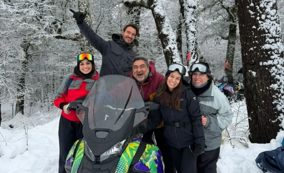 Creadores de contenido en redes sociales brasileños recorrieron la nieve neuquina