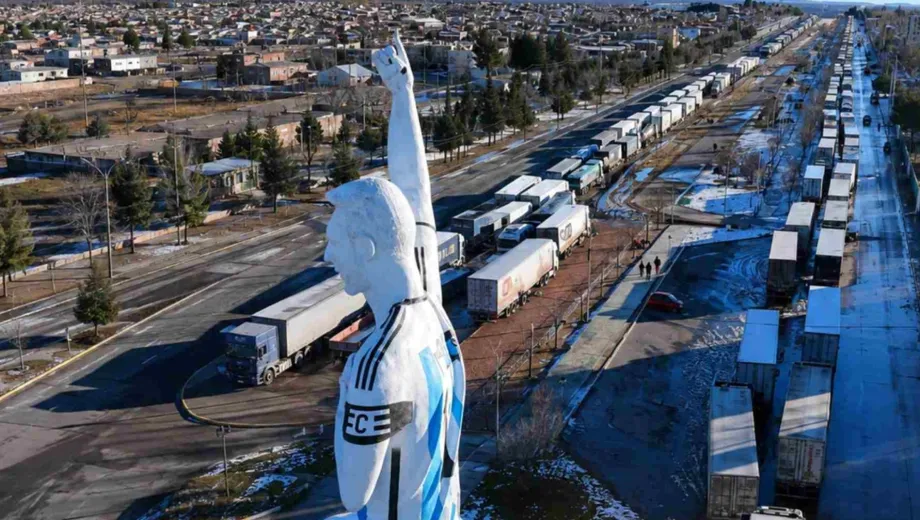 1.411 camioneros varados en Neuquén esperan cruzar hacia Chile