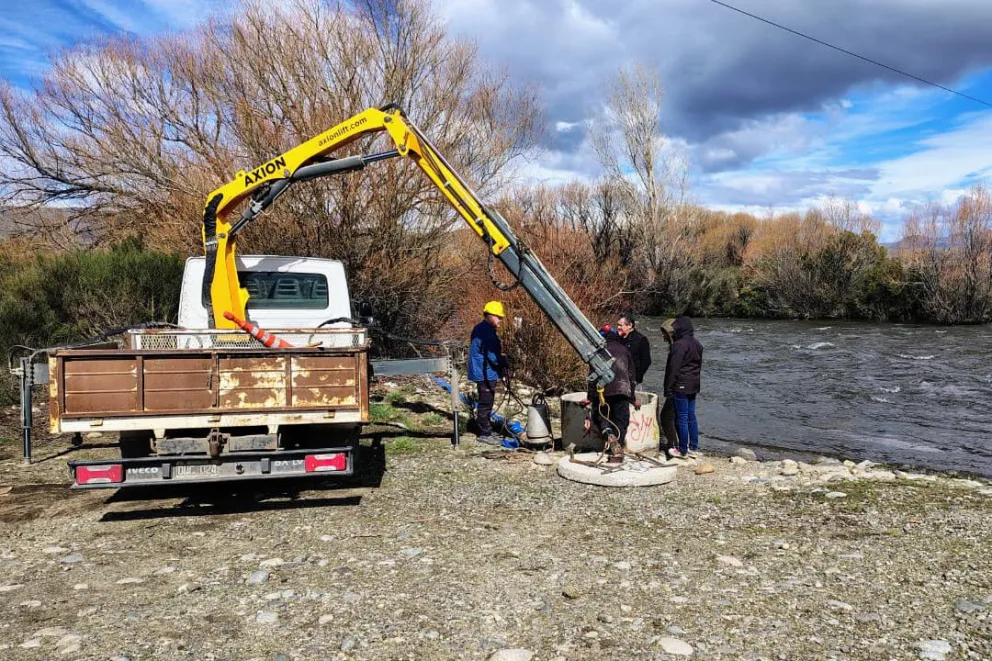 Trabajan para restablecer el servicio de agua en barrios de Junin de los Andes.