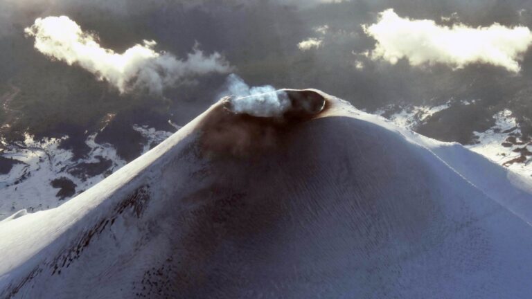El Volcán Villarrica aumenta su actividad: registran señales de explosiones y advierten posible expulsión de material