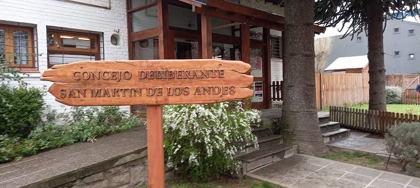 Afiliados del MPN piden “mesura y responsabilidad” ante el pedido de juicio político al intendente Carlos Saloniti.