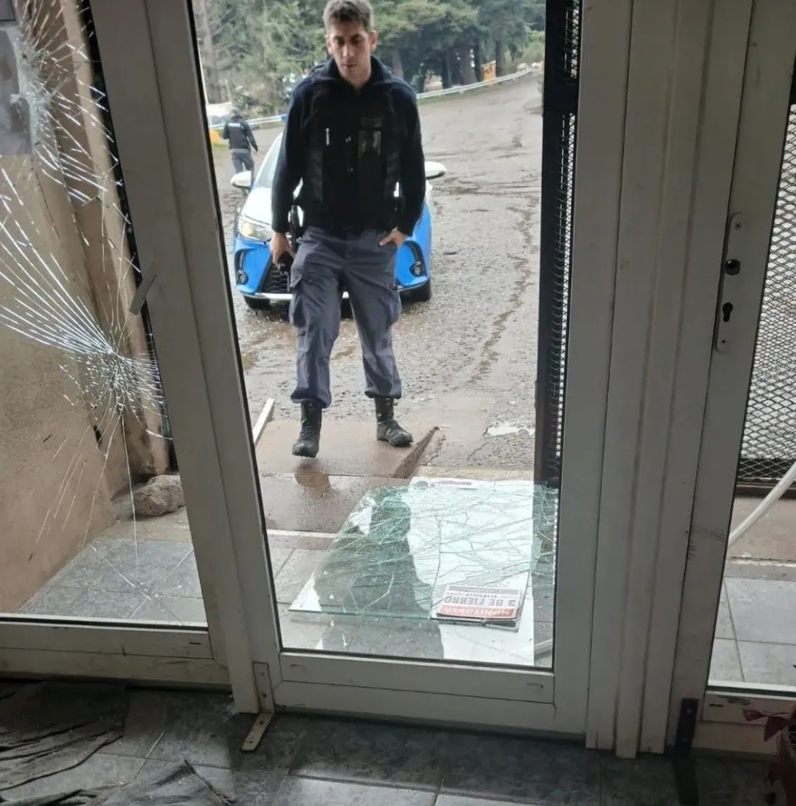 Rompen puerta de acceso a la Universidad Tecnológica Nacional (UTN) en el edificio del ex Hotel Sol de los Andes.
