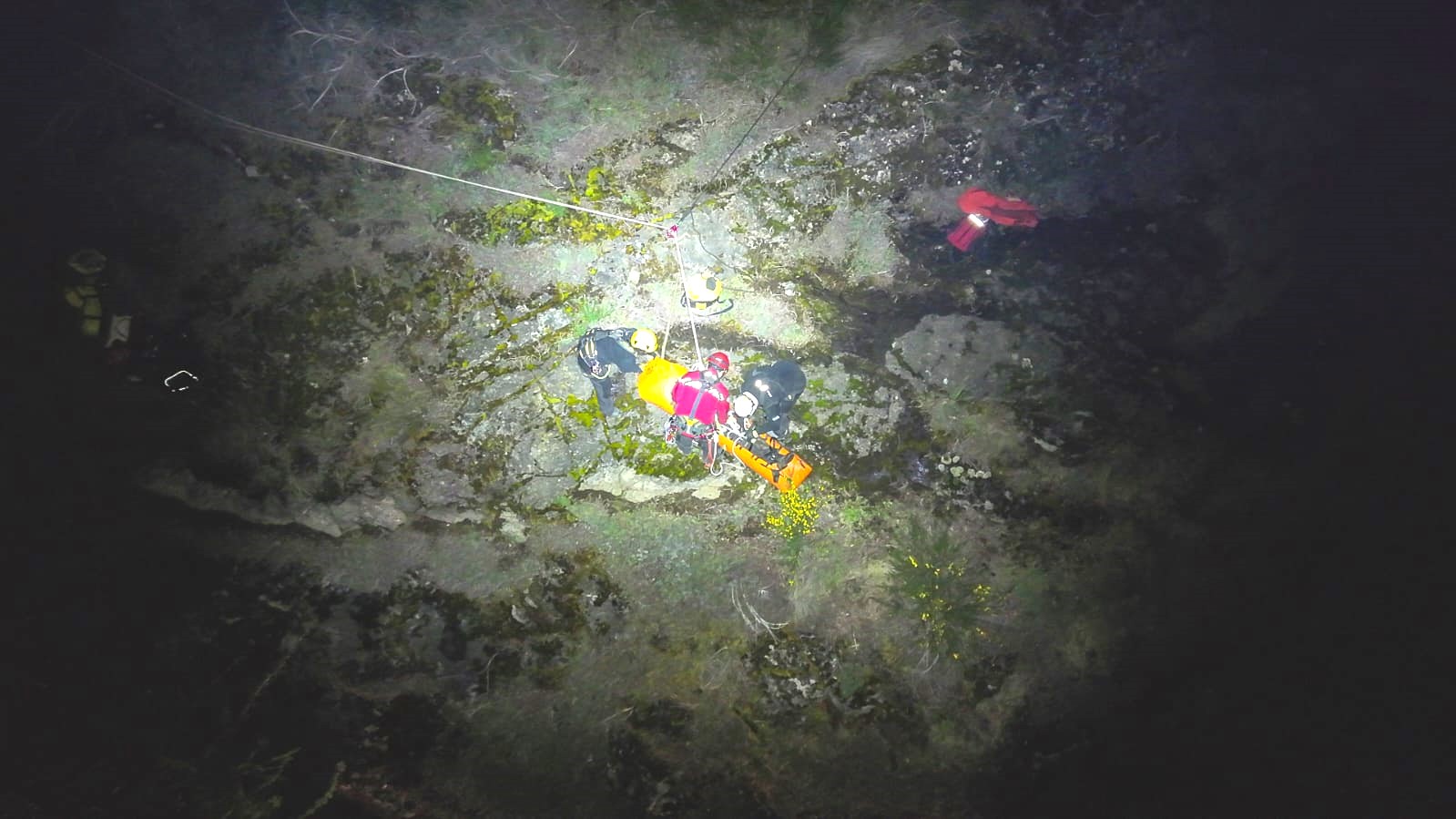 Rescatan un poblador de 90 años varado en la ladera del Cerro Curruhuinca.