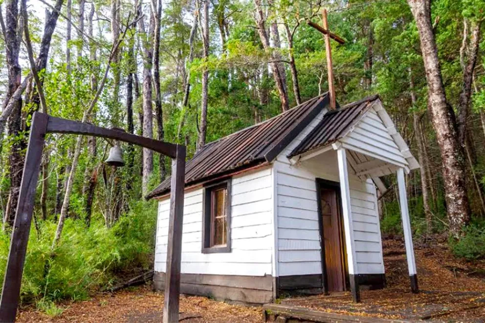 Santa Teresita, la capilla que nació para acompañar a los trabajadores del aserradero.
