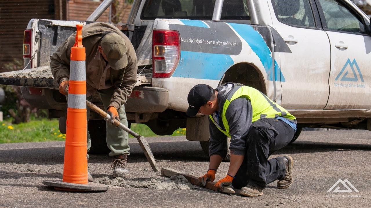 El municipio realizó bacheo con material de secado en la travesía urbana de la Ruta Nacional 40
