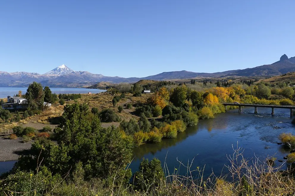 Neuquén abre la temporada de pesca con una nueva oficina en la boca del Río Chimehuín.