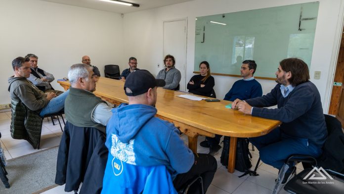 Reunión informativa con proveedores y constructores sobre obras en escuelas durante el verano 2026/27