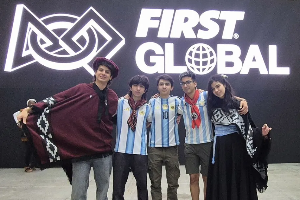 Estudiantes sanmartinenses están en Corea para representar a la Argentina en el Mundial de Robótica.